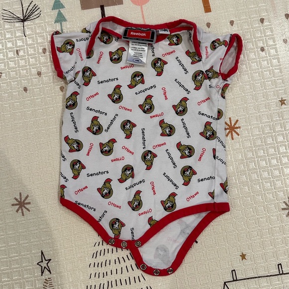 6 to 9 months Reebok NHL Carter’s Baby Clothes onesie - Picture 2 of 2